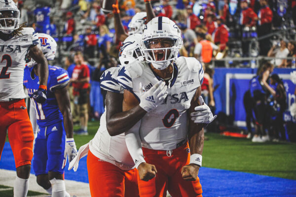 Frank Harris celebrates after a touchdown