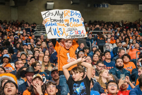 A young UTSA fan holds up a sign in the crowd