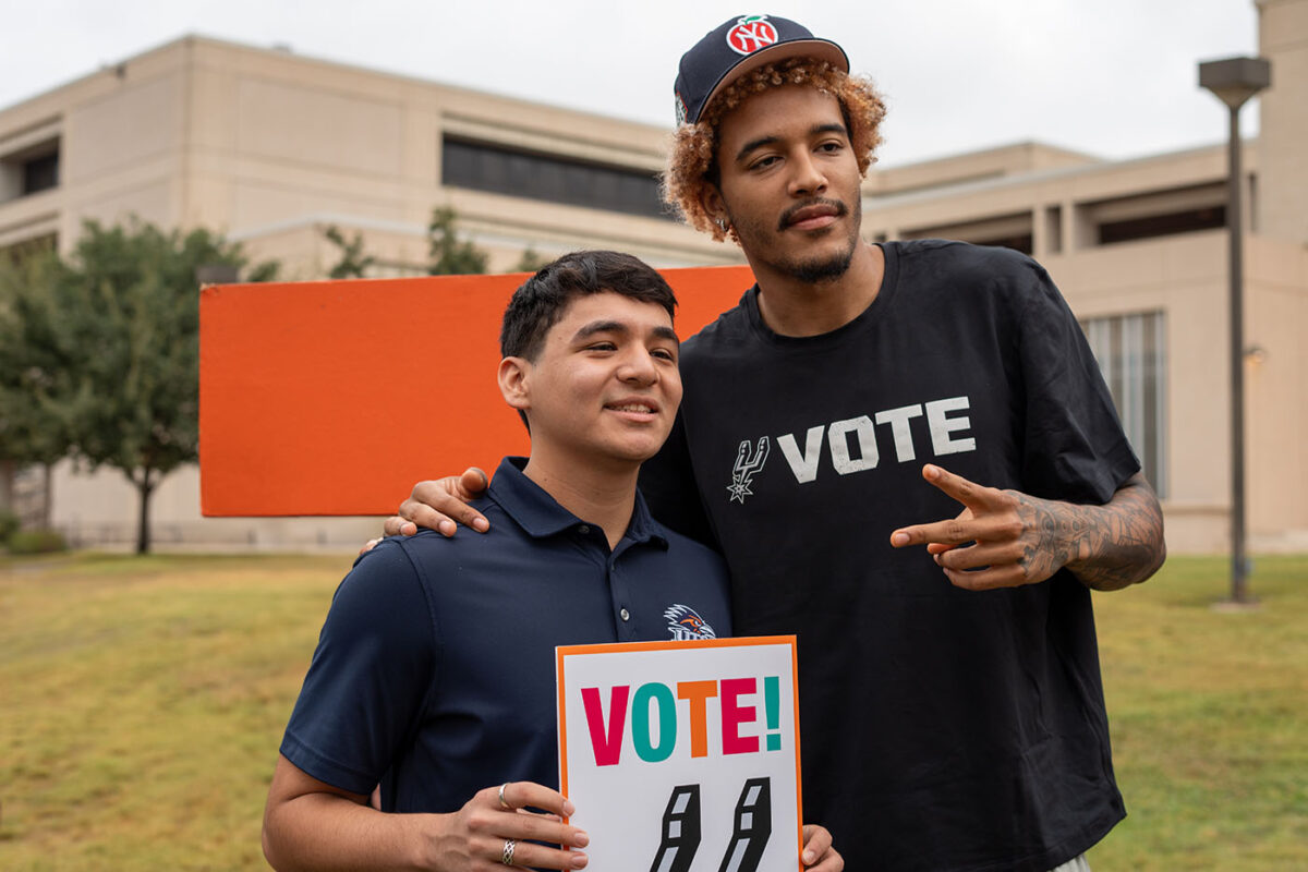 Jeremy Sochan poses for a photo with a fan