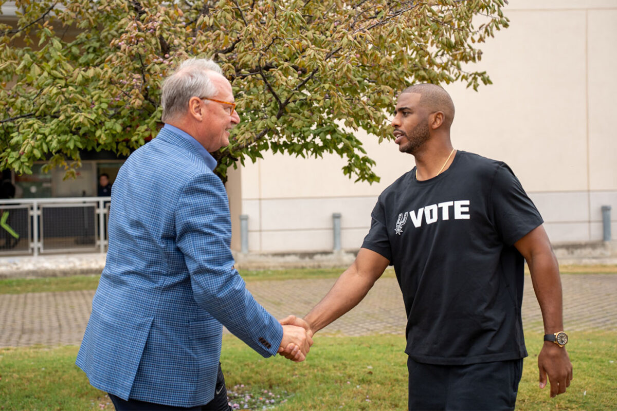 UTSA President Taylor Eighmy shook hands with future Hall of Famer Chris Paul.