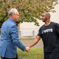 UTSA President Taylor Eighmy shook hands with future Hall of Famer Chris Paul.