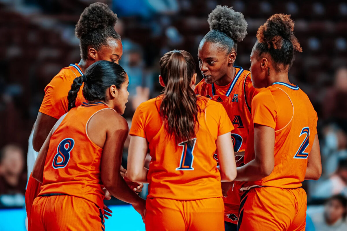 Jenkins huddles up with four other UTSA women's basketball players